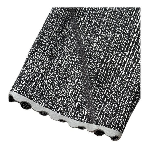 Women’s Lululemon Grey White Leggings with Pockets! Size 6! - Picture 7 of 9